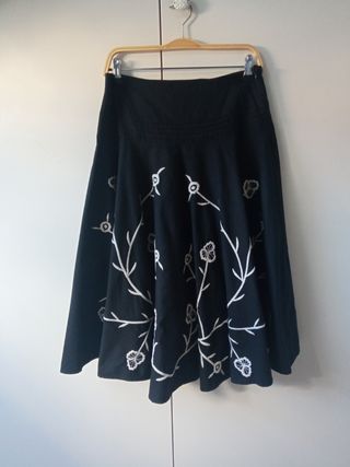 Falda Zara bordada negra