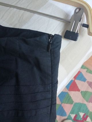Falda Zara bordada negra