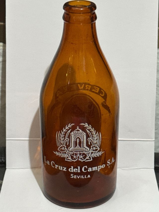 Botella Cruzcampo Tercio jarra mano derecha 