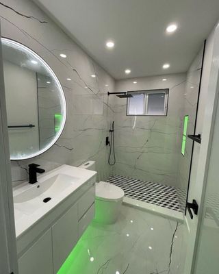 Baño moderno con ducha y lavabo