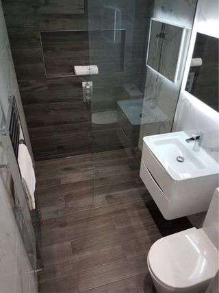 Baño moderno con ducha y lavabo
