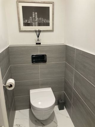 Baño moderno con ducha y lavabo