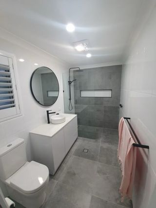 Baño moderno con ducha y lavabo