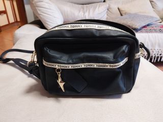 Borsetta Tommy Hilfiger blu con dettagli oro