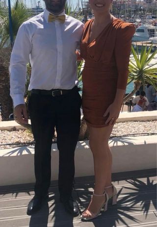 Vestido naranja con hombreras