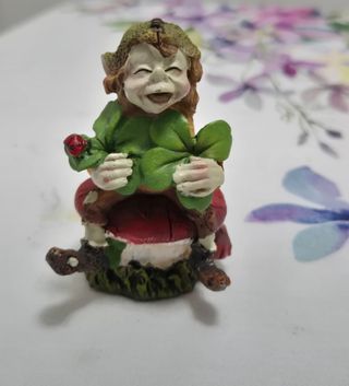 Pixie sorridente con quadrifoglio e coccinella