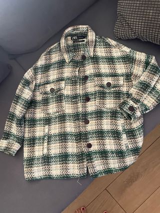 Chaqueta Zara cuadros oversize estilo sobrecamisa