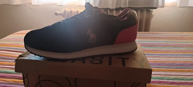 Zapatillas deportivas negras y fucsia