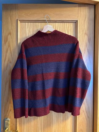 Jersey de rayas azul y rojo