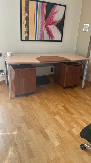 Escritorio de madera y metal con cajoneras
