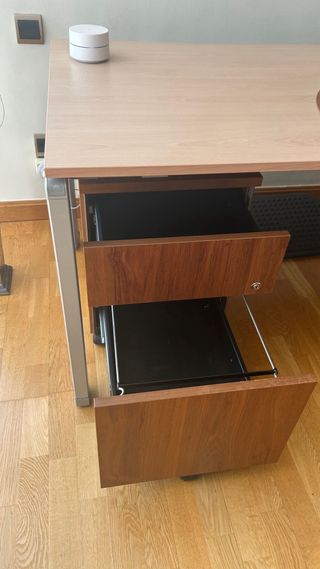 Escritorio de madera y metal con cajoneras