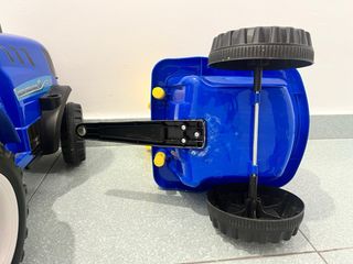 Tractor infantil New Holland con remolque