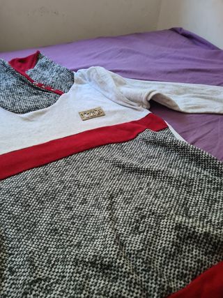Camisa elegante cuello alto gris y rojo