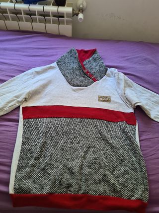 Camisa elegante cuello alto gris y rojo
