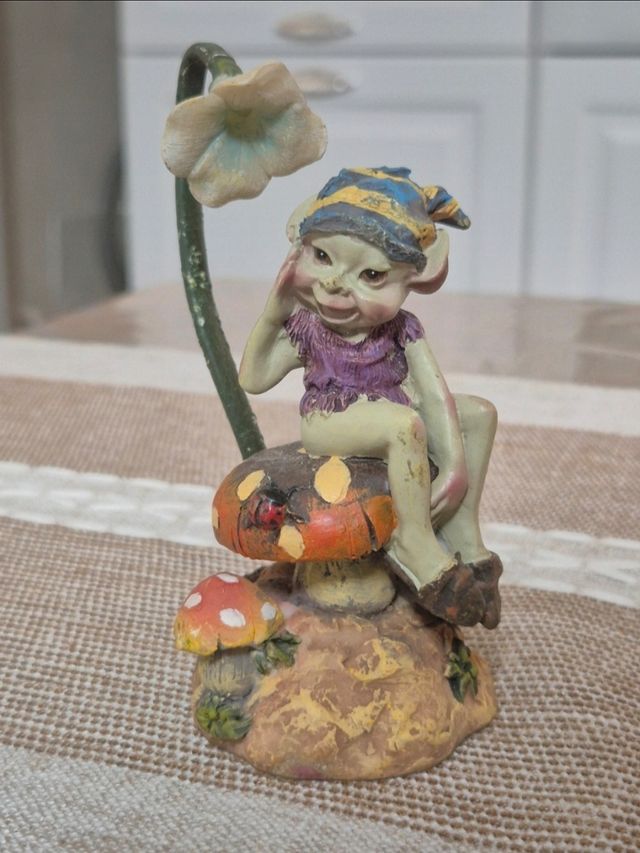 Bellissimo Pixies su fungo con luce fiore