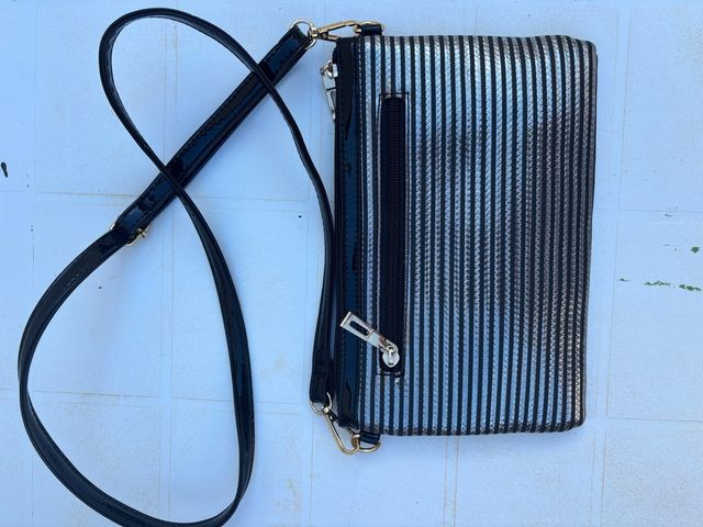 Bolso de mano con rayas plateadas