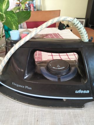 Plancha de ropa negra