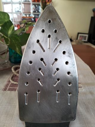 Plancha de ropa negra