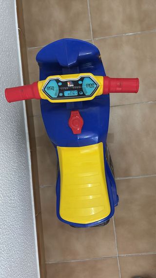 Moto correpasillos azul y amarillo