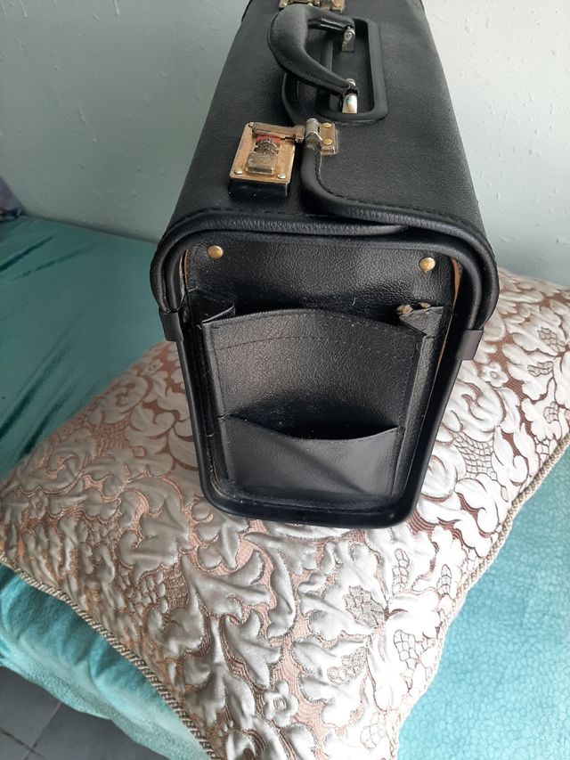 Maleta negra con combinación