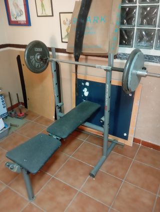 Press Banca con barra de acero calibrada.