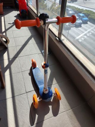 Patinete infantil 3 ruedas naranja y azul