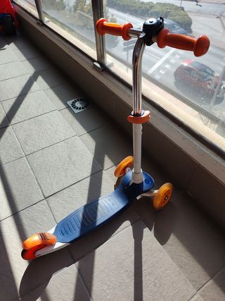 Patinete infantil 3 ruedas naranja y azul