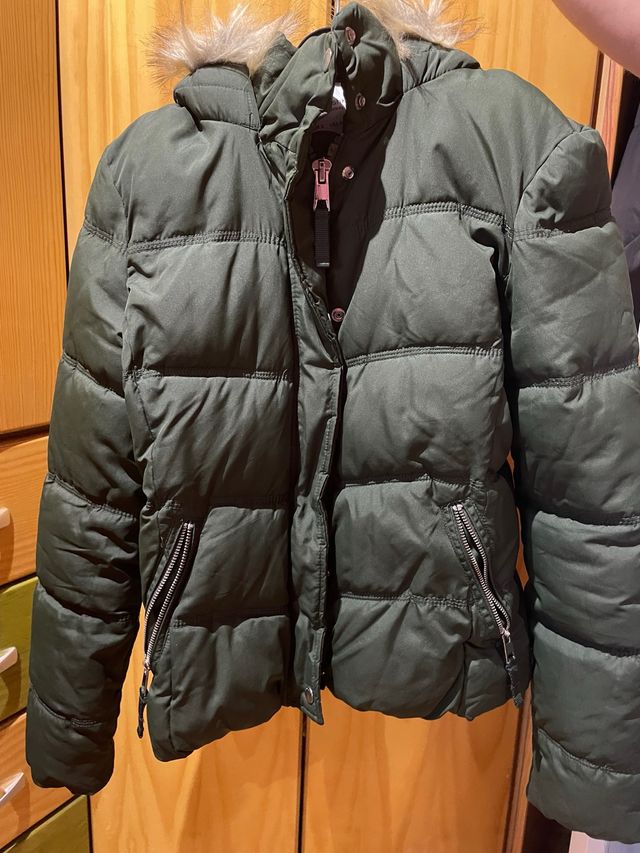 Abrigo acolchado verde con capucha