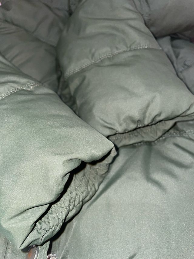 Abrigo acolchado verde con capucha