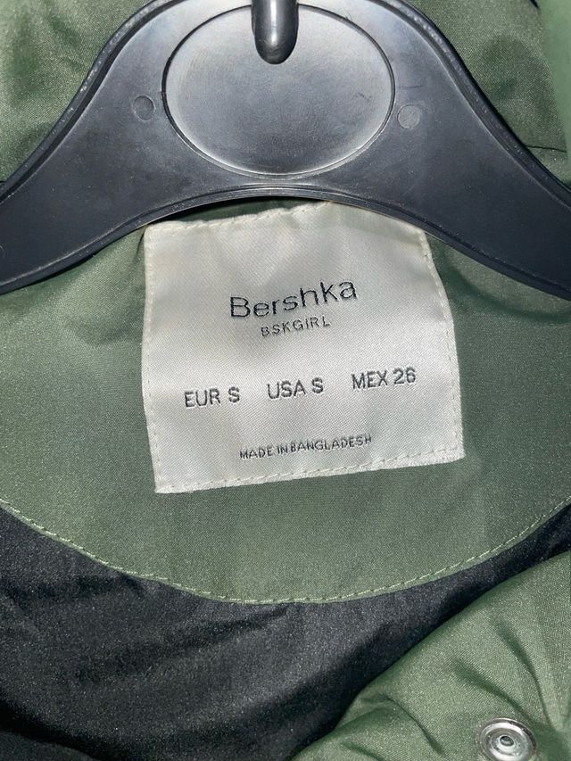 Abrigo acolchado verde con capucha