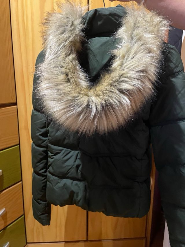 Abrigo acolchado verde con capucha