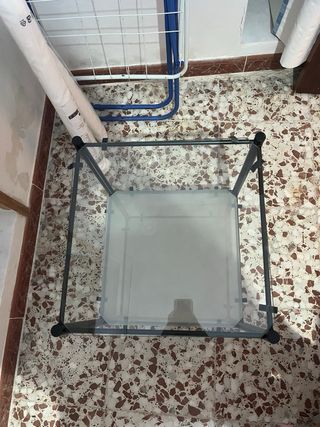 Mesa auxiliar cristal y metal negra