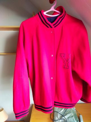 Chaqueta universitaria Y roja
