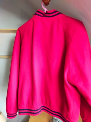 Chaqueta universitaria Y roja