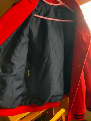 Chaqueta universitaria Y roja