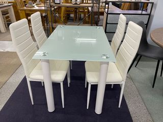 !Nuevo! Mesa de cristal con 4 sillas blancas!!