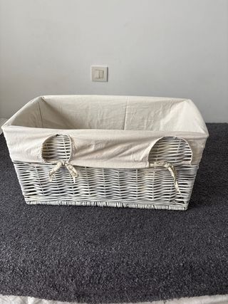 Cesta de mimbre con forro de tela