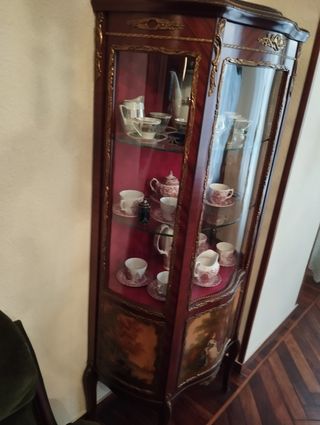 Preciosa vitrina de madera y cristal.