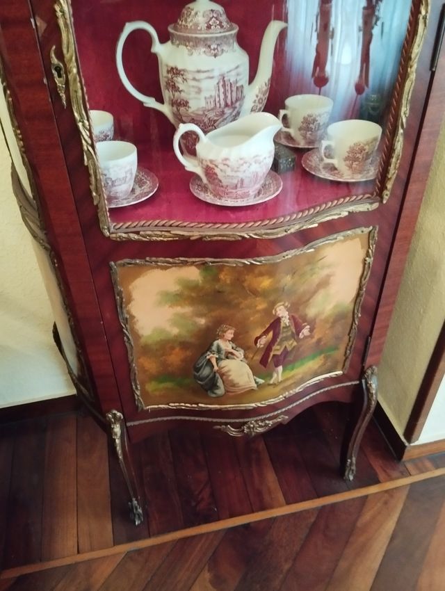 Preciosa vitrina de madera y cristal.