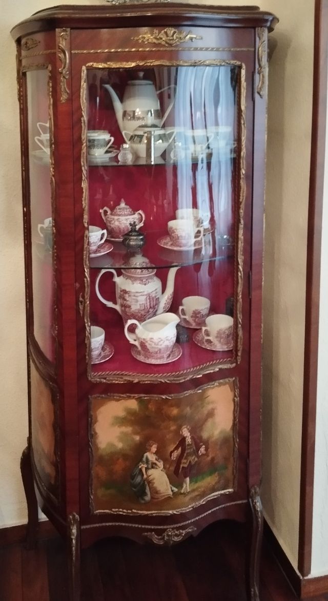 Preciosa vitrina de madera y cristal.