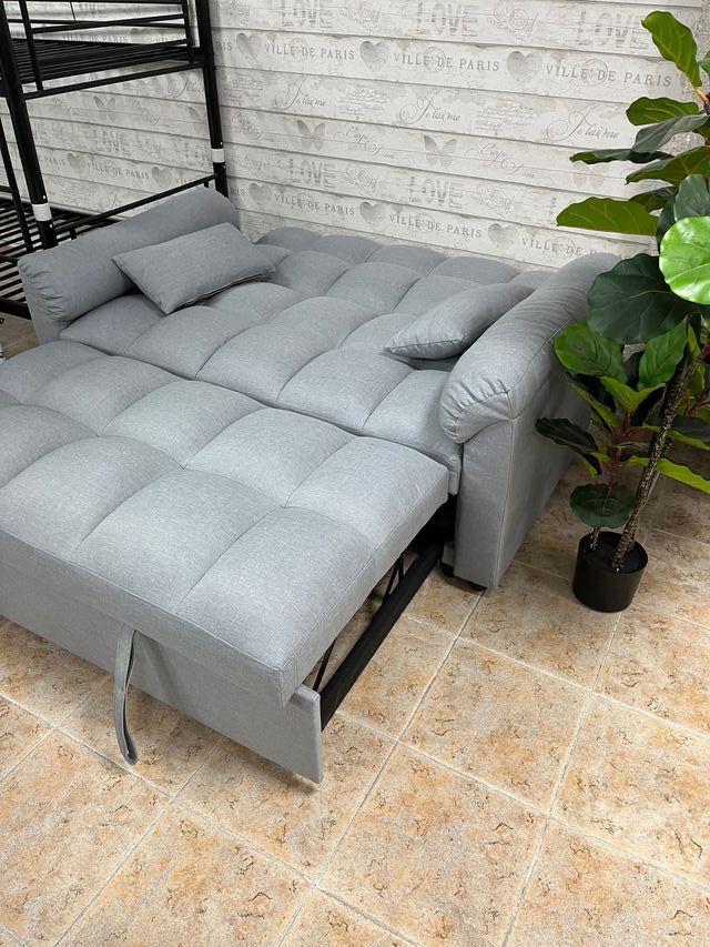 Sofá cama de tela gris con sistema clic clac.