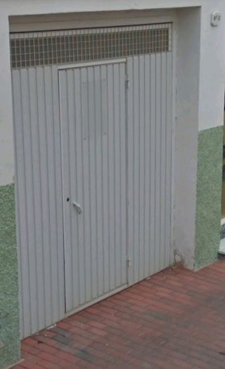 Puerta de garaje basculante con puerta peatonal