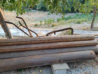 Vigas de madera pino tratada. Enteras y cortadas