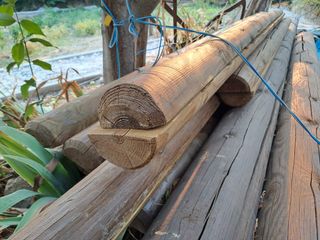 Vigas de madera pino tratada. Enteras y cortadas