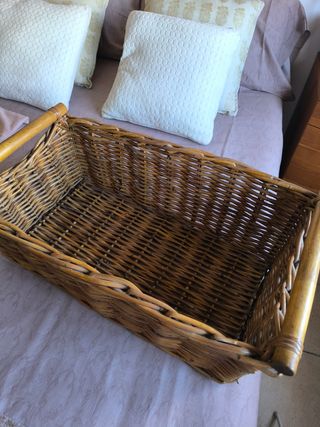 Cesta de mimbre con asas de madera