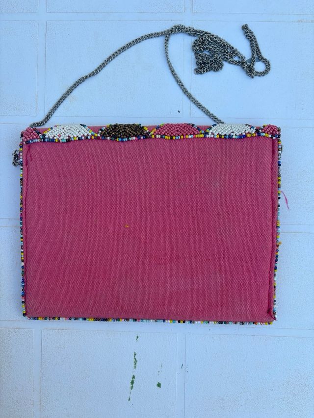 Bolso rosa con cadena y adornos