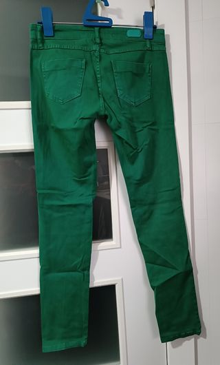 Pantalón verde Stradivarius mujer