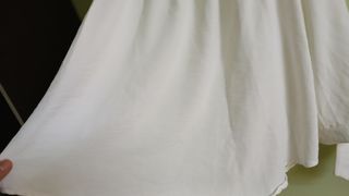 Blusa blanca escotada con lazadas
