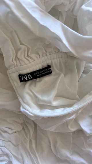 Vestido blanco fruncido sin hombros