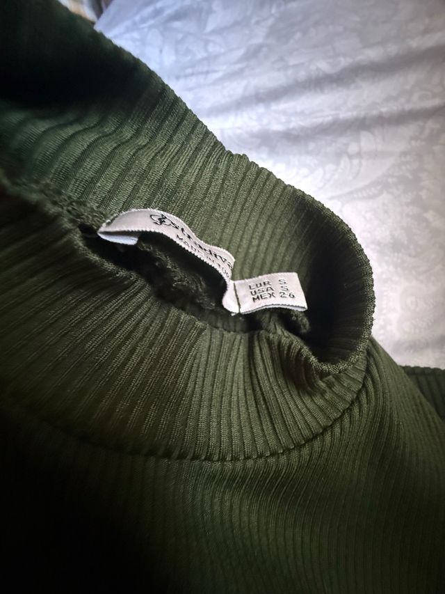 Jersey verde de cuello alto acanalado